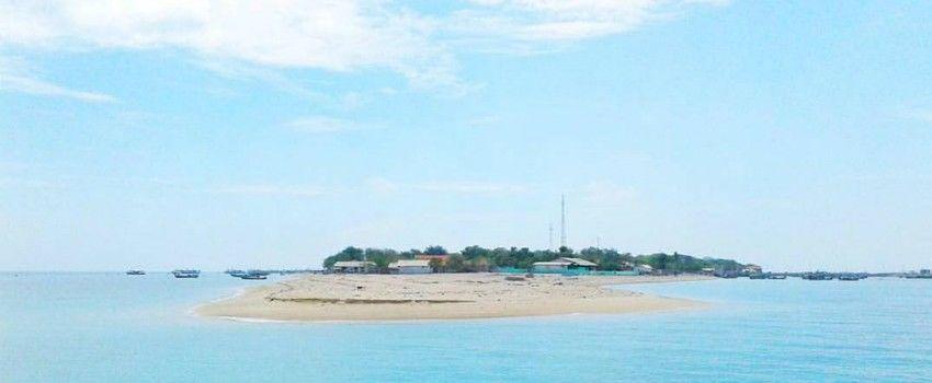 Potret Cantik dan Eksotisnya Gili Ketapang, Kamu Wajib Kesini untuk Liburan!