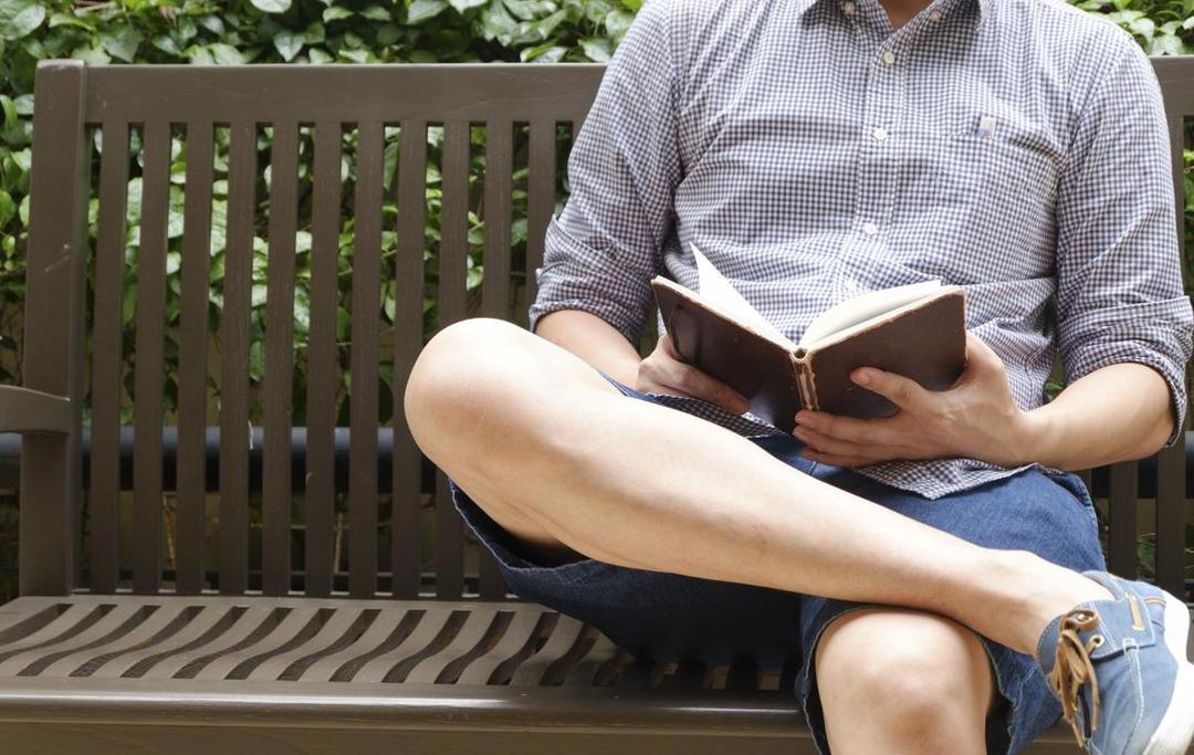 15 Gaya Cowok Baca Buku, Bikin Cewek Kesengsem!