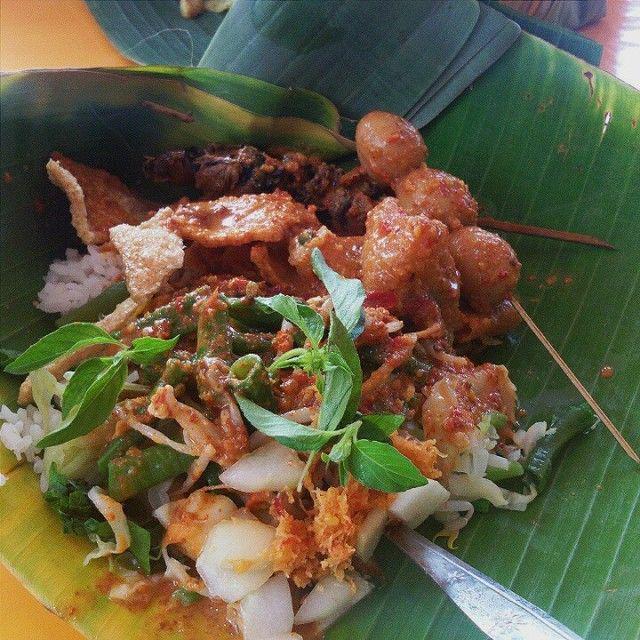 Jajanan Kaki Lima di Kawasan Simpang Lima Semarang Ini Bikin Ngiler Abis!