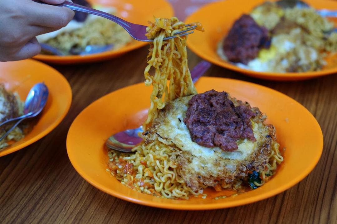 Mie Pedas Gila a la Abang Adek, Berani Coba Cabe 100?