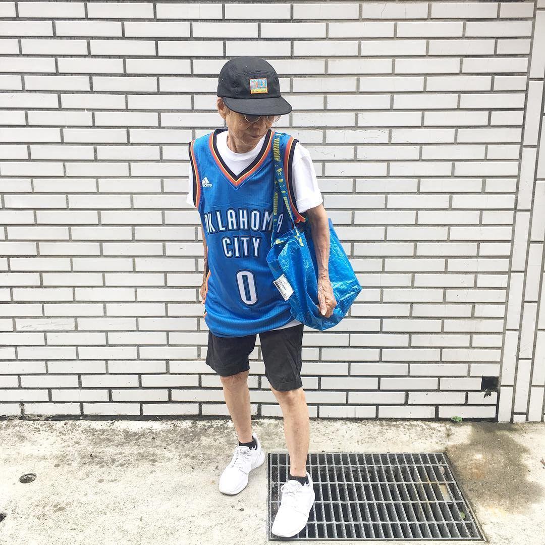 Nenek 88 Tahun Ini Curi Perhatian Netizen Karena Gaya Tomboynya!