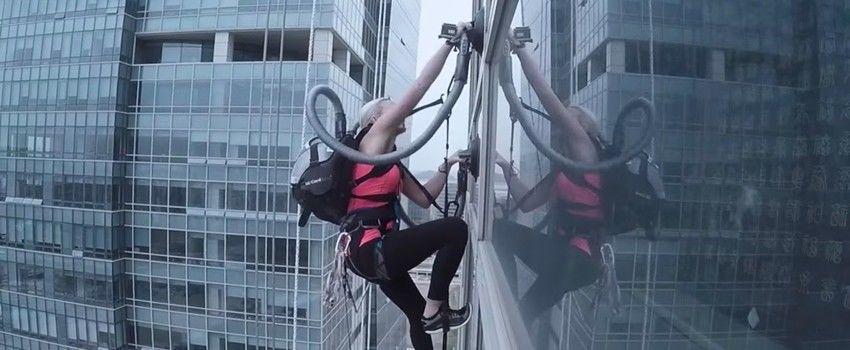 Layaknya Spider-Man, Wanita Ini Panjat Gedung Pakai Vacuum cleaner