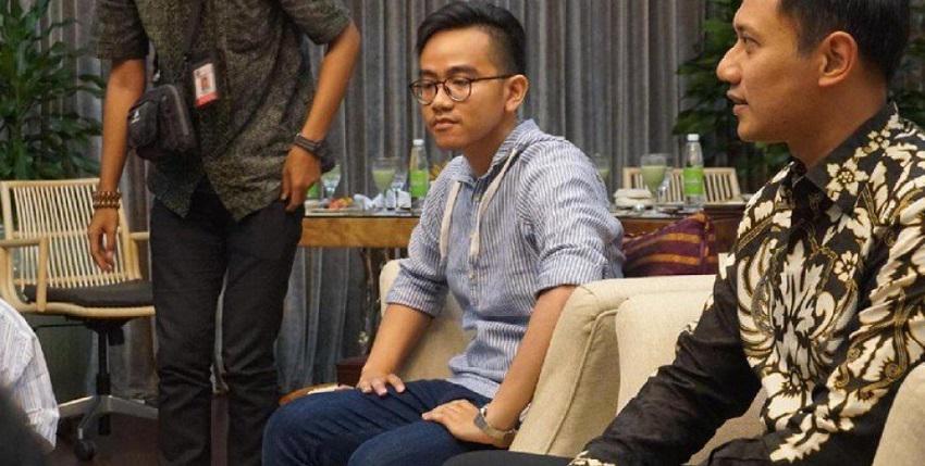 Gaya Duduk Gibran Saat Bertemu AHY Dibikin Meme Oleh Kaesang