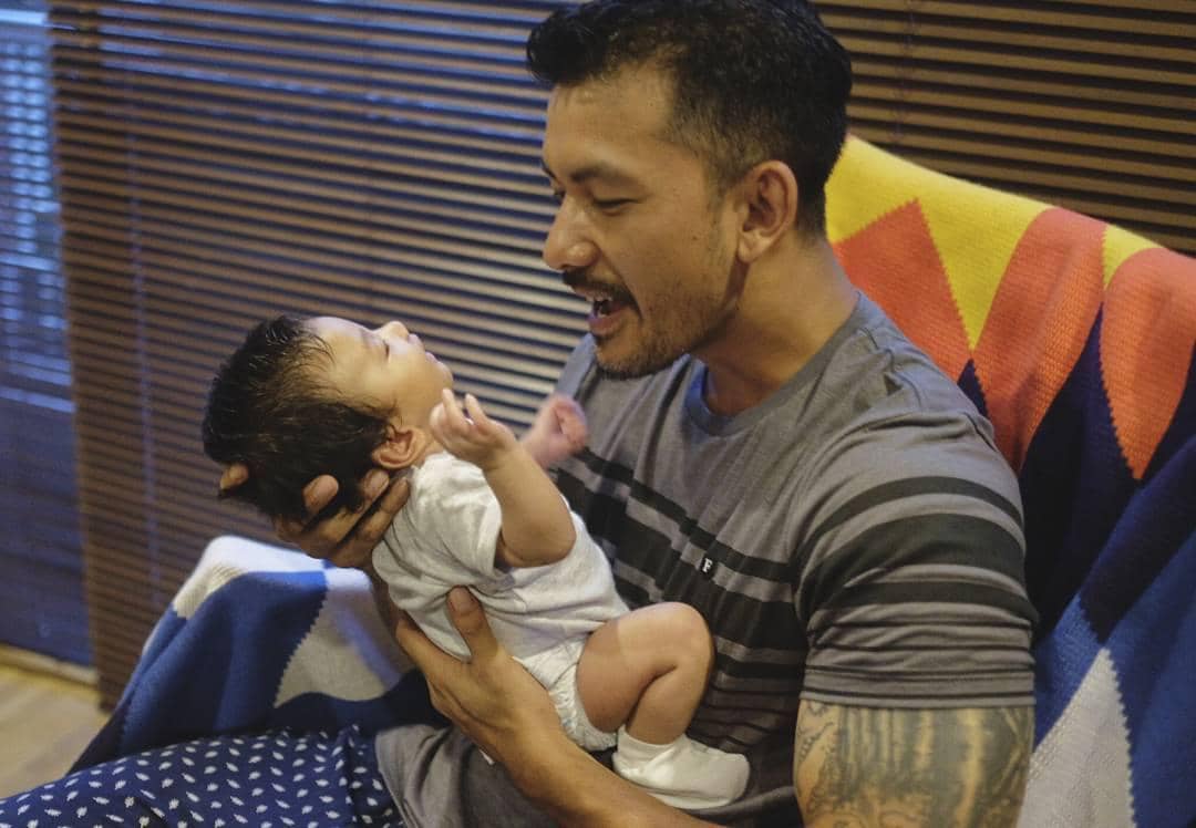 9 Potret Kegiatan Rio Dewanto Jadi Bapak Baru, Gemes Banget