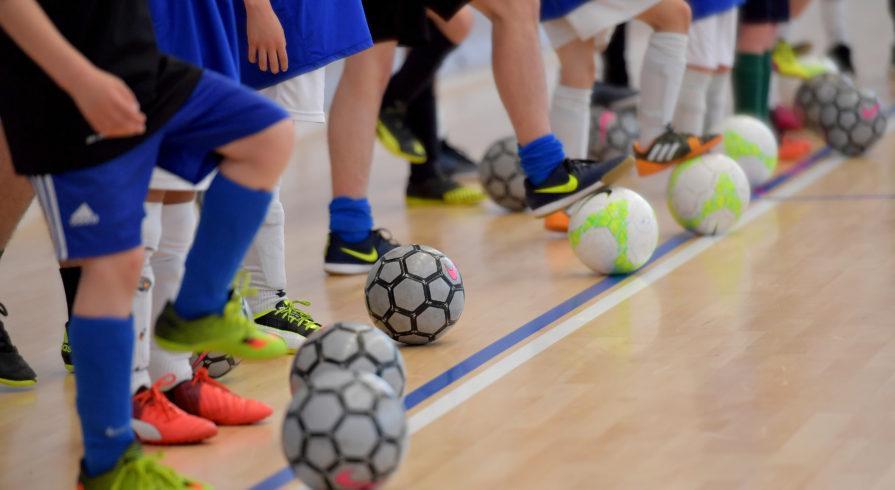 Kiat Ampuh Temenin Cowokmu Main Futsal Biar Dia Makin Klepek-klepek