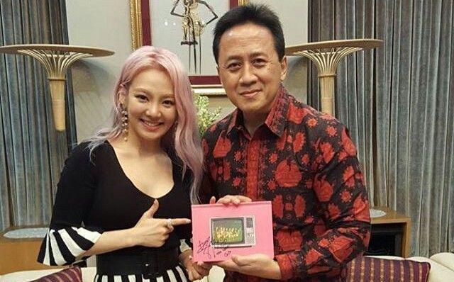 Dapat Album Bertanda Tangan, Pejabat Ini Bikin Sone Indonesia Iri