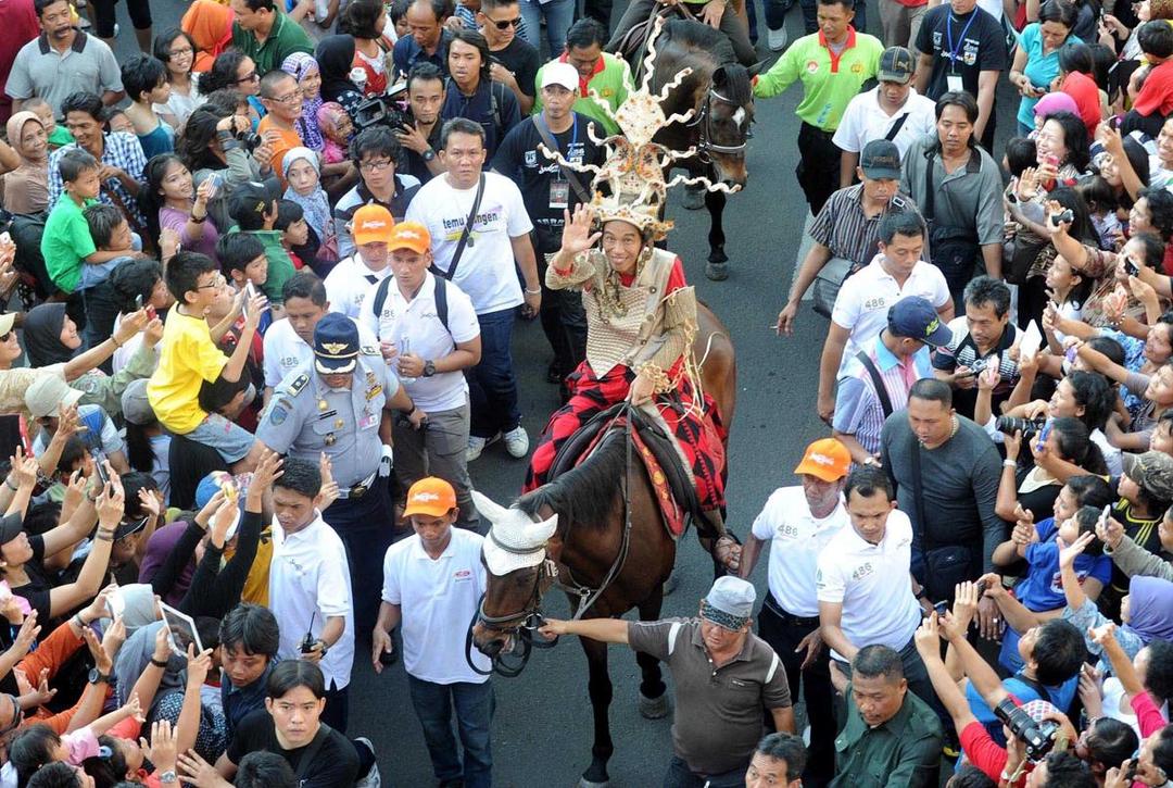 Ini Dia Foto-Foto Presiden Jokowi Saat Mengenakan Baju Adat Indonesia