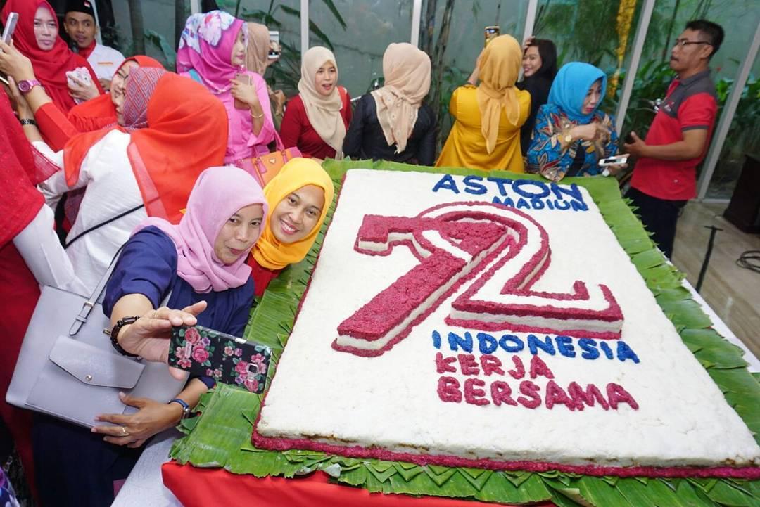 Lemper Raksasa a la Hotel Aston Madiun untuk HUT RI ke-72