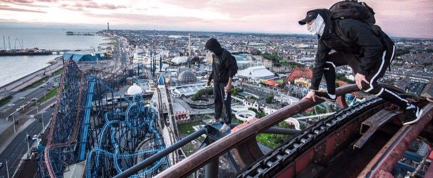 Vlogger Mendaki Roller Coaster Setinggi 65 Meter Demi Penggemar
