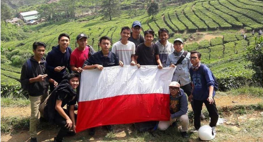 Ikutan Membalikan Bendera Indonesia, Segerombolan Remaja Ini Minta Maaf