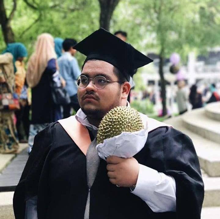 Awkward! Alih-alih Dikasih Bunga, Wisudawan Ini Malah Dapat Durian
