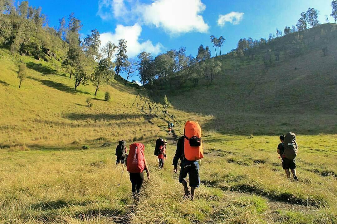 Jangan Modal Nekat! 5 Hal Ini Harus Kamu Siapkan Saat Mendaki Semeru