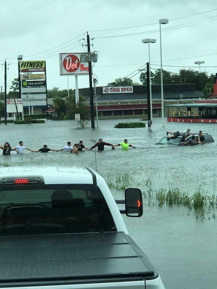 Unik dan Heroik, Begini Cara Warga Houston Selamatkan Korban Badai