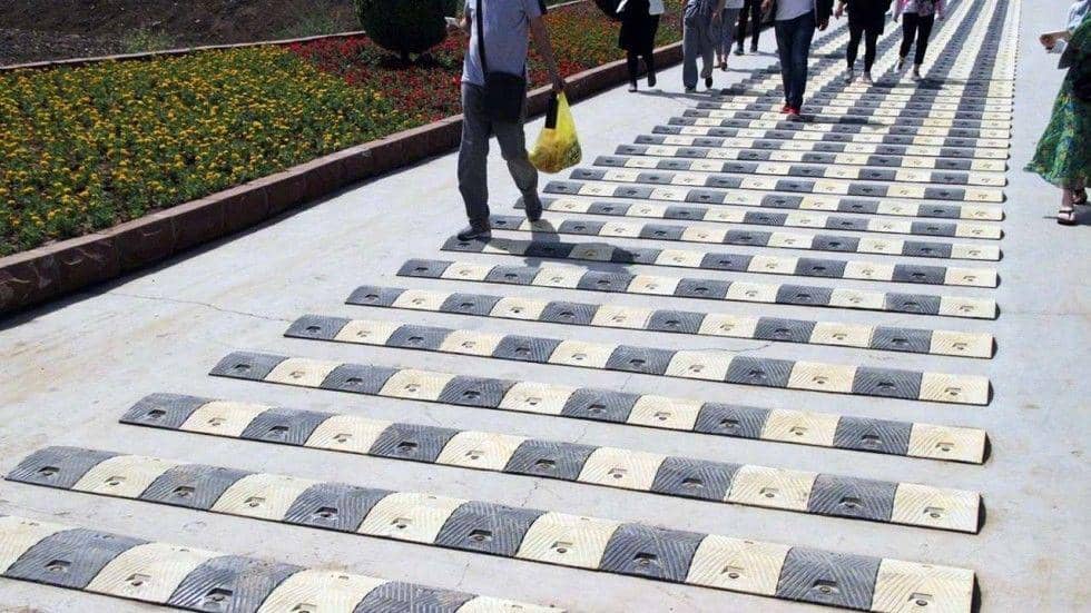 Polisi Tidur Dibangun Khusus Pedestrian yang Suka Main HP Sambil Jalan