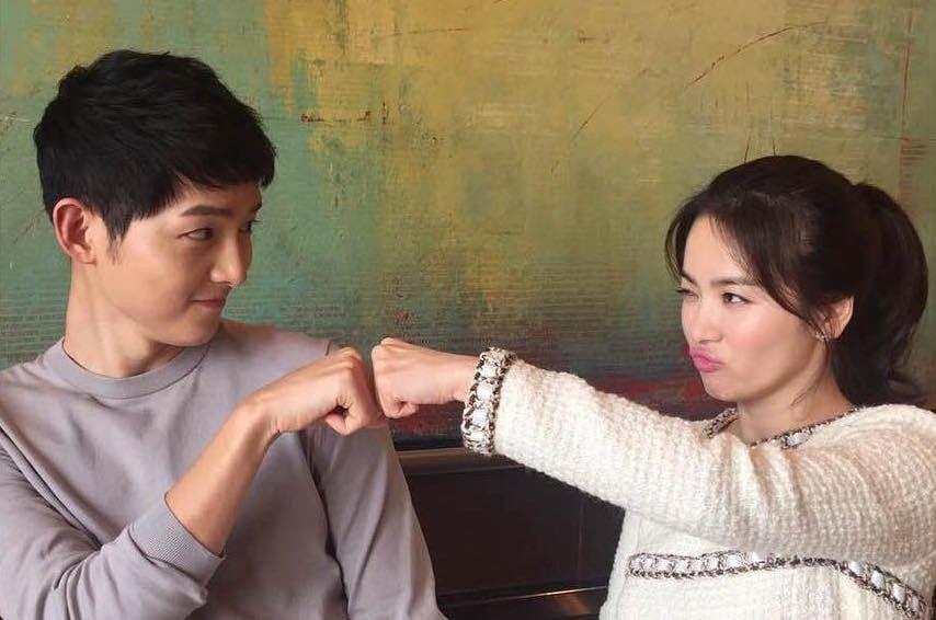 SongSongCouple Tertangkap Kamera Fans Saat di Bandara!