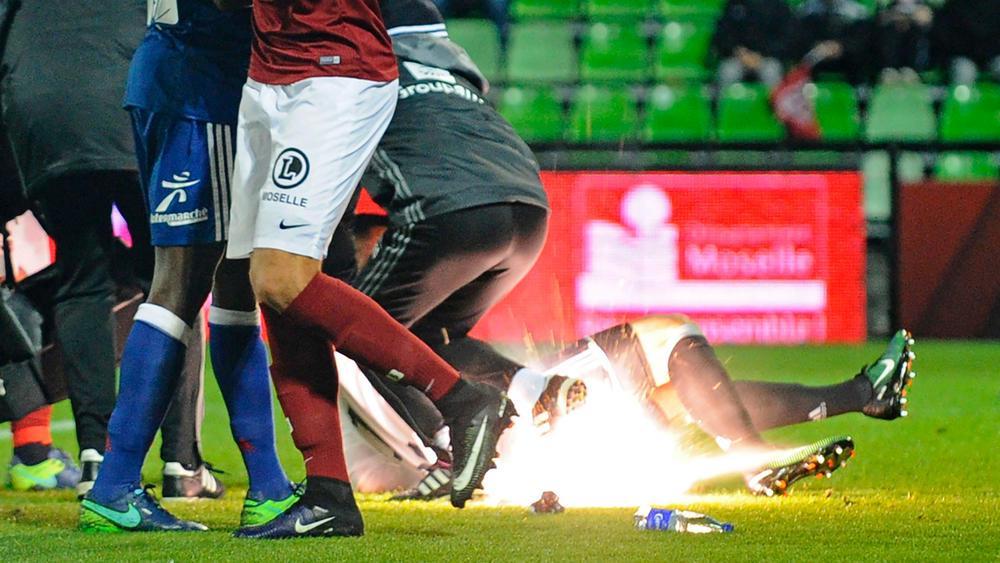 Aksi Bakar Petasan di Stadion, Antara Euforia dan Bencana