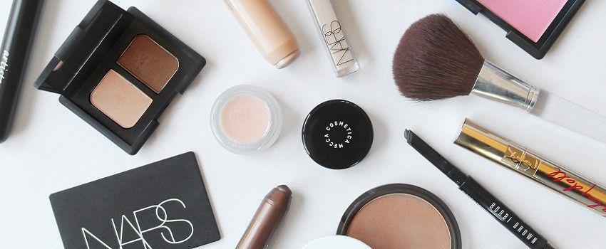 9 Perlengkapan Makeup yang Wajib Kamu Bawa Saat Traveling!