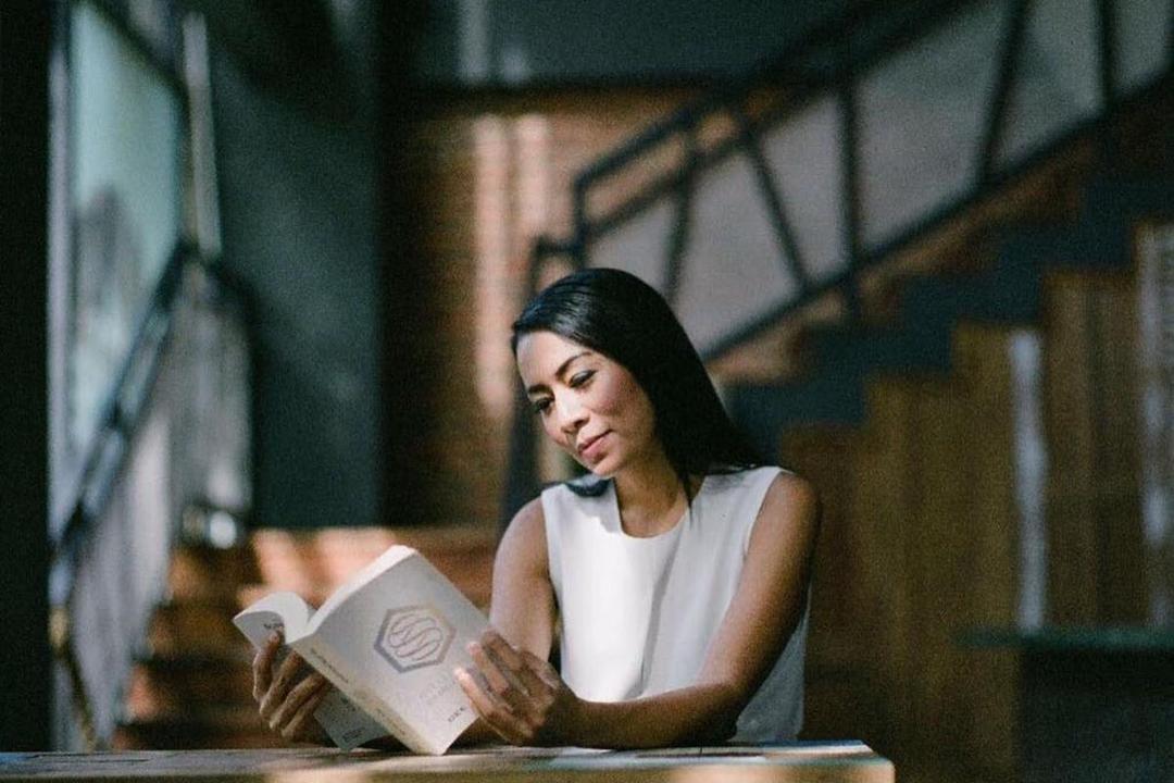 5 Quotes Dee Lestari Buat Membangkitkanmu dari Patah Hati