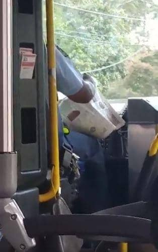 Sopir Ini Kemudikan Bus Sambil Baca Koran
