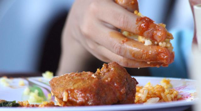 10 Kebiasaan Makan Orang Indonesia yang Unik dan Bikin Ngakak!