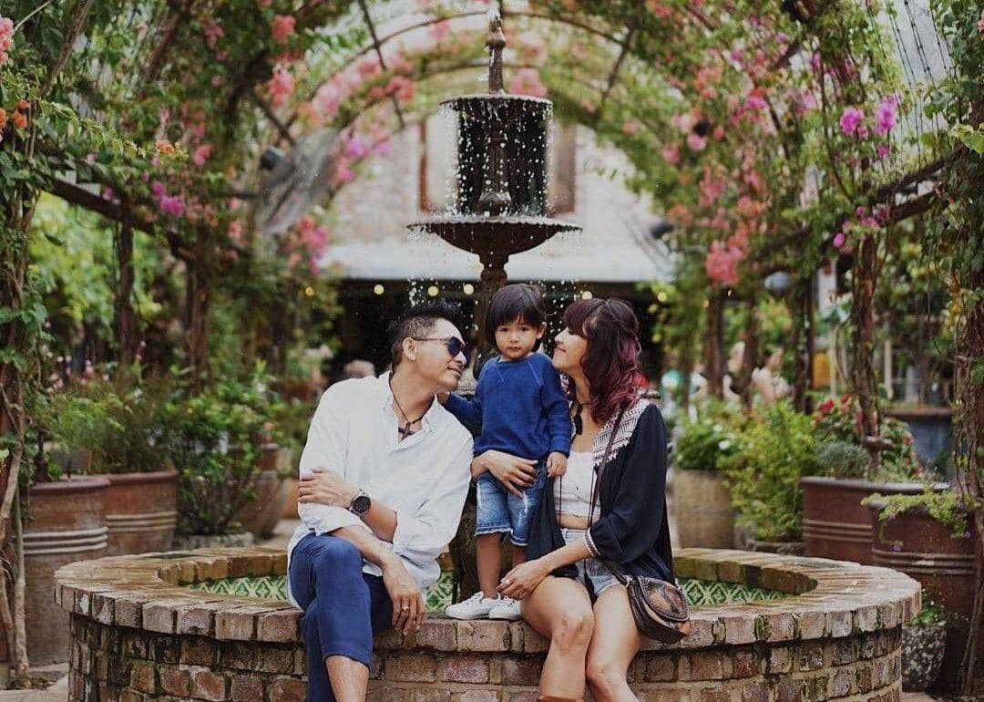 10 Potret Kompaknya Keluarga Sharena dan Ryan Delon Waktu Liburan