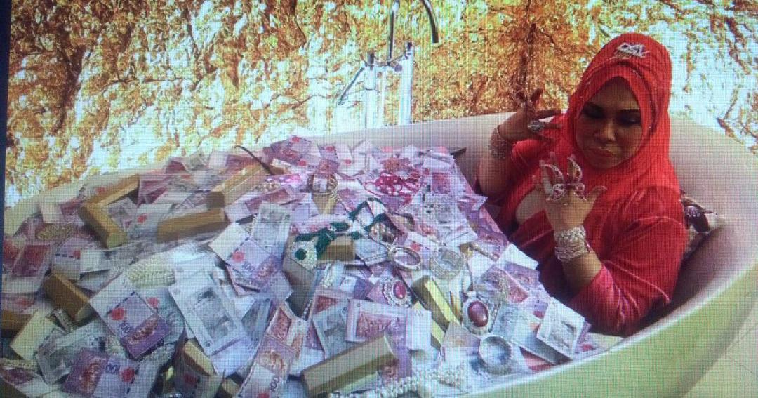 Berendam Menggunakan Uang, Wanita Ini Dihujat