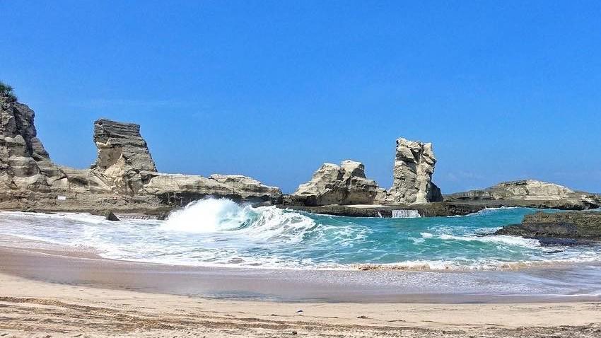 7 Pantai Gak Populer yang Dijamin Bikin Kamu Pengen Liburan