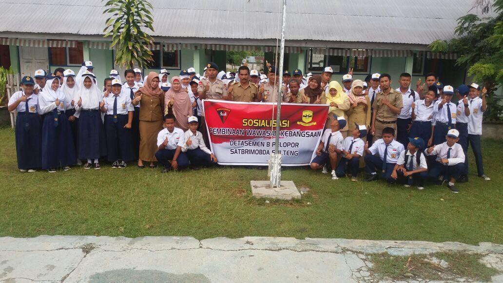 Brimob Polda Sulteng Datangi Sekolah Demi Menangkal Radikalisme