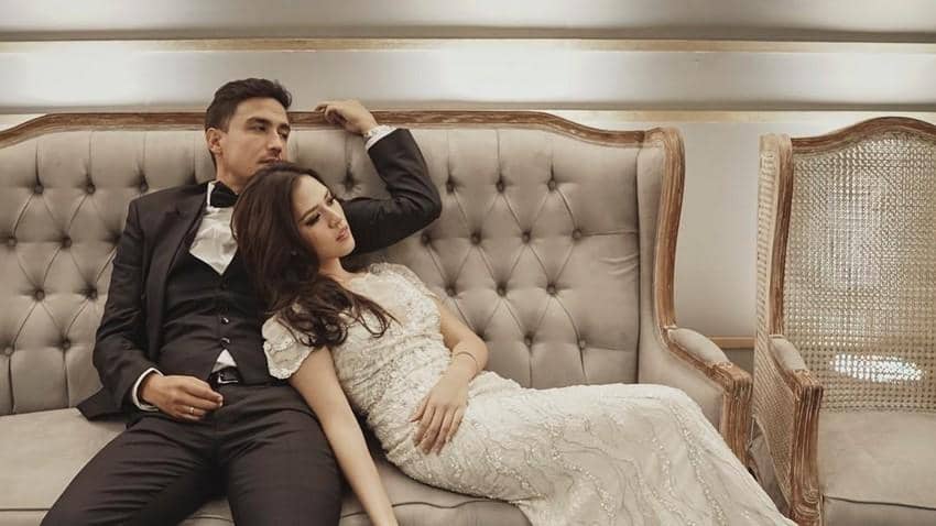 Bikin Iri, Inilah 8 Pasangan Artis yang Selalu Tampil Mesra Berdua!