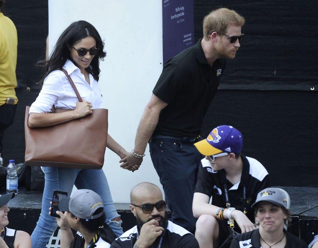 Pangeran Harry dan Markle Akhirnya Tampil Mesra di Depan Publik
