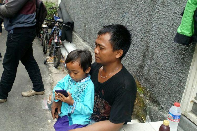 Kisah Unik Ojek Online, Gendong Anak Hingga Dianggap Shah Rukh Khan