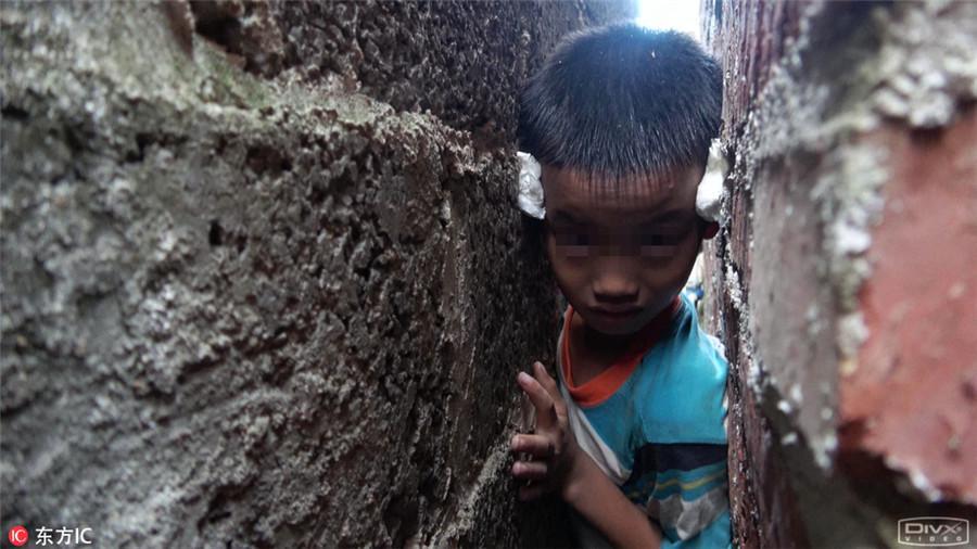 Main Petak Umpet, Anak Ini Terjepit Tembok