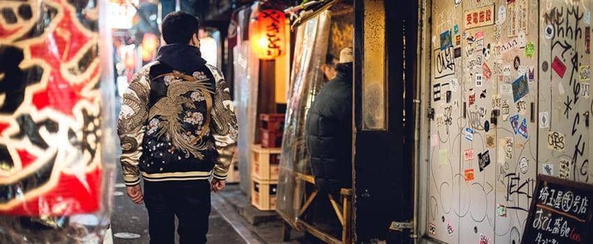 Buat Cowok Kekinian, Ini 5 Inspirasi Pakai Souvenir Jacket