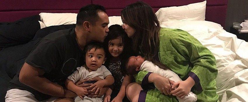 9 Potret Kekompakan Keluarga Nia Ramadhani & Ardi Bakrie