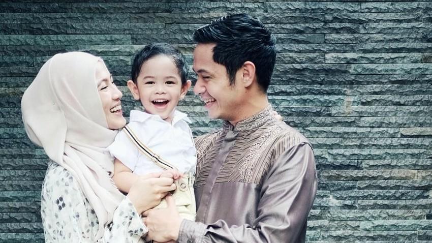 7 Potret Menggemaskan Rendra yang Mirip Dude Harlino