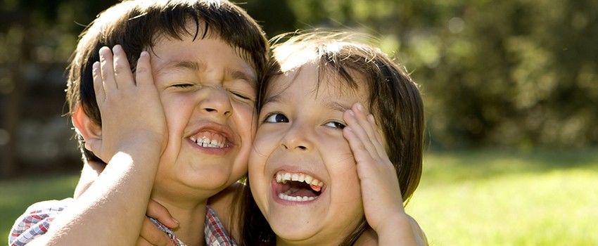 14 Foto Lucu Bukti Kalau Punya Saudara Itu Seru Abis!