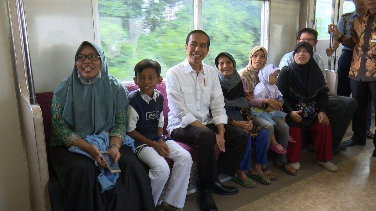 7 Moment Presiden Jokowi Naik KRL Commuter Line