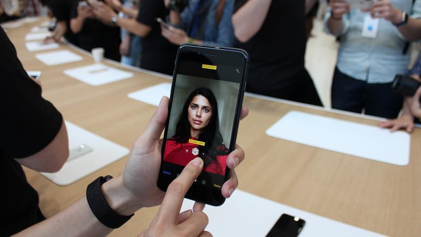 Seberapa Kuat iPhone 8? Coba Tonton Video 'Sadis' YouTuber Ini