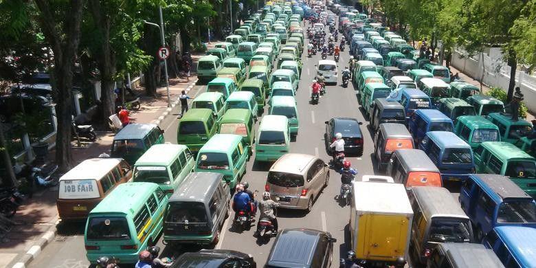Angkot Surabaya Mogok, Warga Naik Mobil Satpol PP