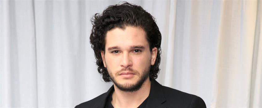 5 Inspirasi Style ala Kit Harington si Jon Snow yang Tampan Abis