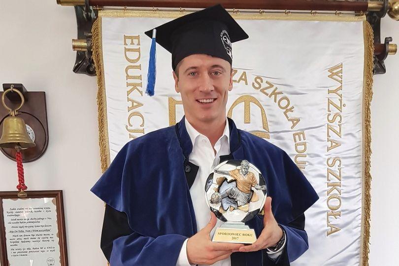 Keren, 8 Pesepakbola Dunia Ini Bergelar Sarjana, Lho!