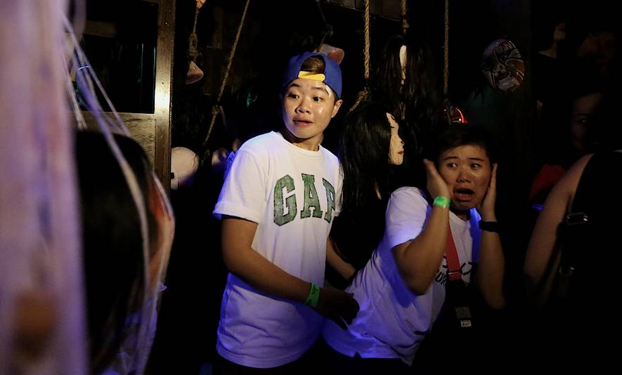6 Reaksi Kocak Pengunjung Rumah Hantu, Kamu yang Mana Nih?