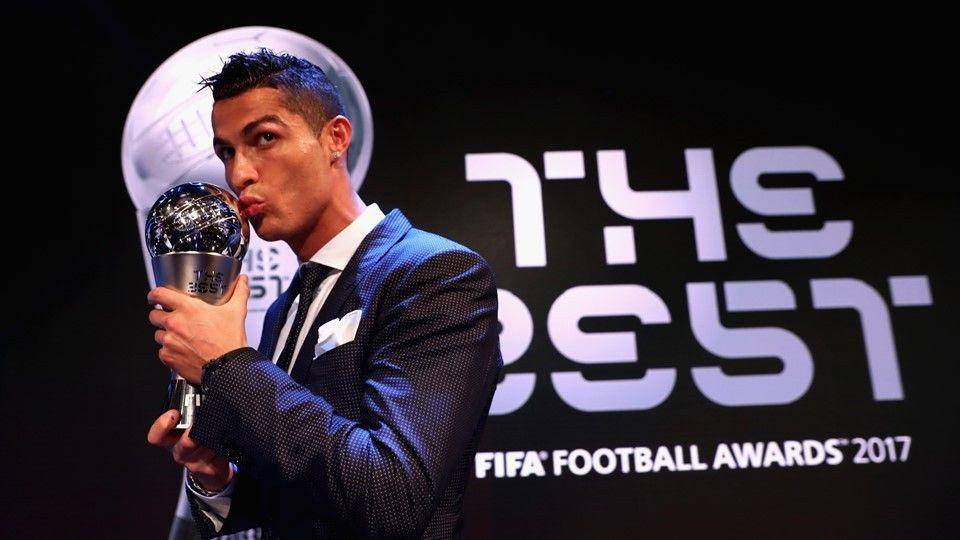 Hebat! Cristiano Ronaldo Meraih Pemain Terbaik FIFA 2017