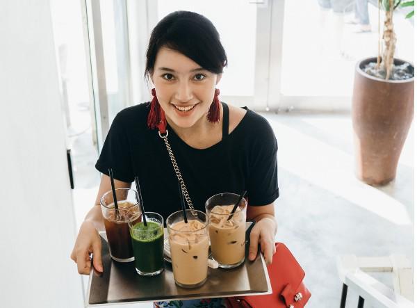 5 Makanan yang Harus Dihindari Selama Naik Pesawat, biar Gak Begah