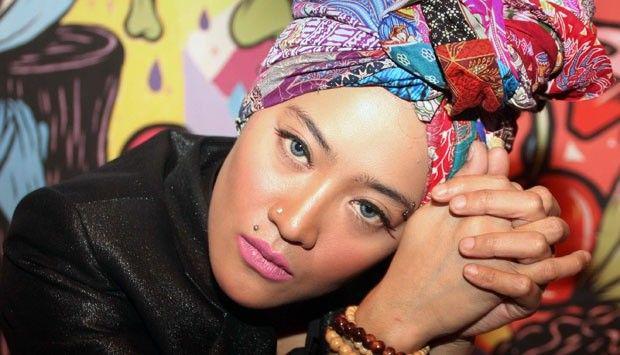Patut Ditiru! Ini 10 Gaya Unik Inna eks Dewi Dewi Mengenakan Turban