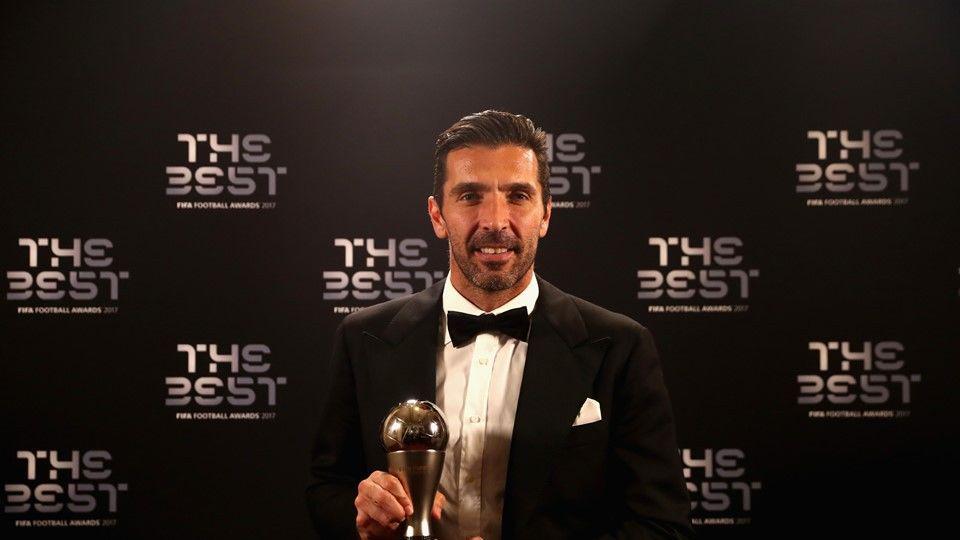 Momen Haru Buffon Saat Terpilih Menjadi Kiper Terbaik Dunia 2017