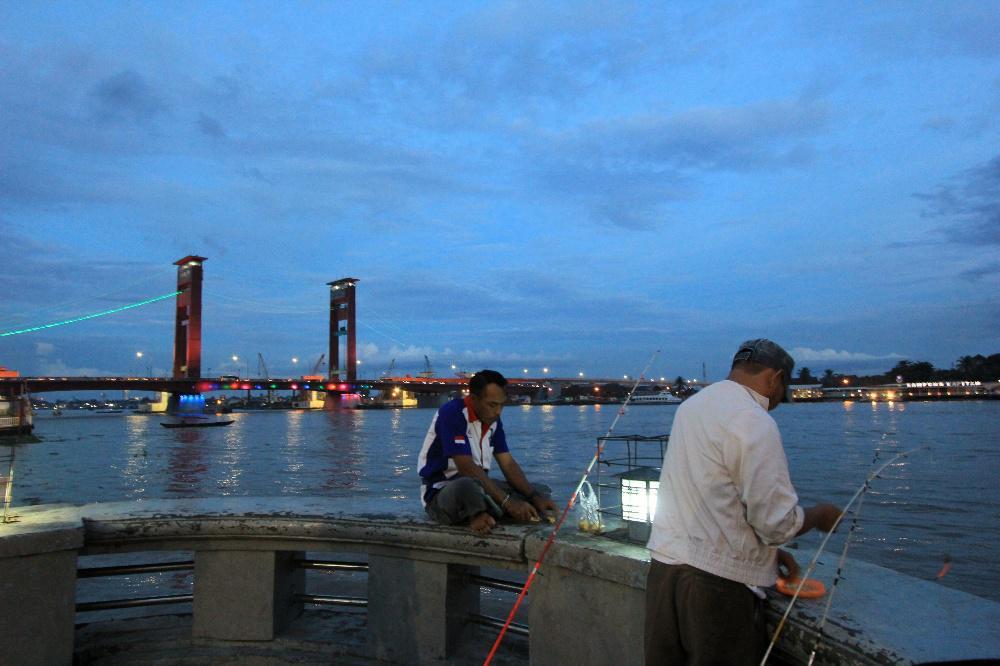9 Hal Seru yang Bisa Dilakukan di Jembatan Ampera, Asyik Banget!