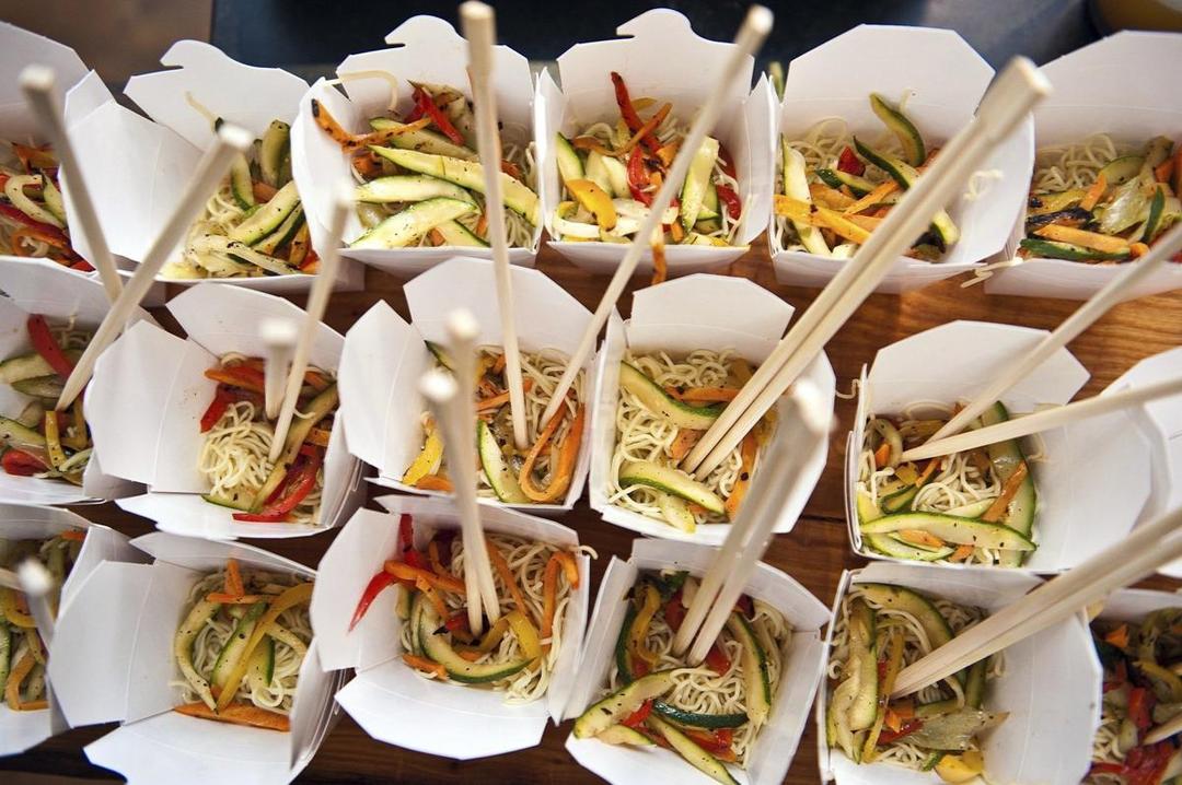 Kenapa Orang Indonesia Suka Bungkus Pulang Makanan? Ini Alasannya!