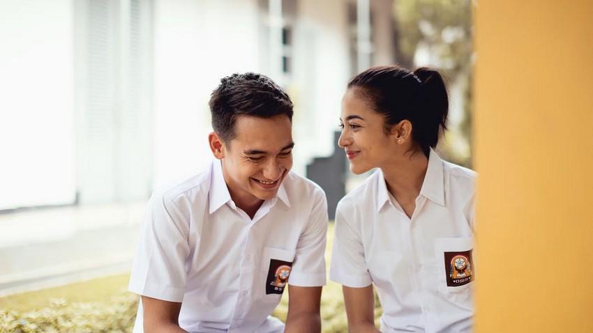 5 Lawan Main Cantik Adipati Dolken, Cocok Sama yang Mana Nih?