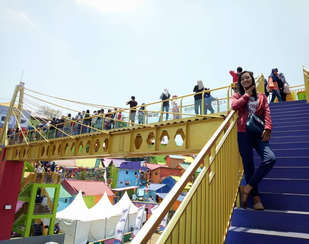 Pertama di Indonesia, Jembatan Kaca Ini Jadi Buruan Kids Zaman Now!